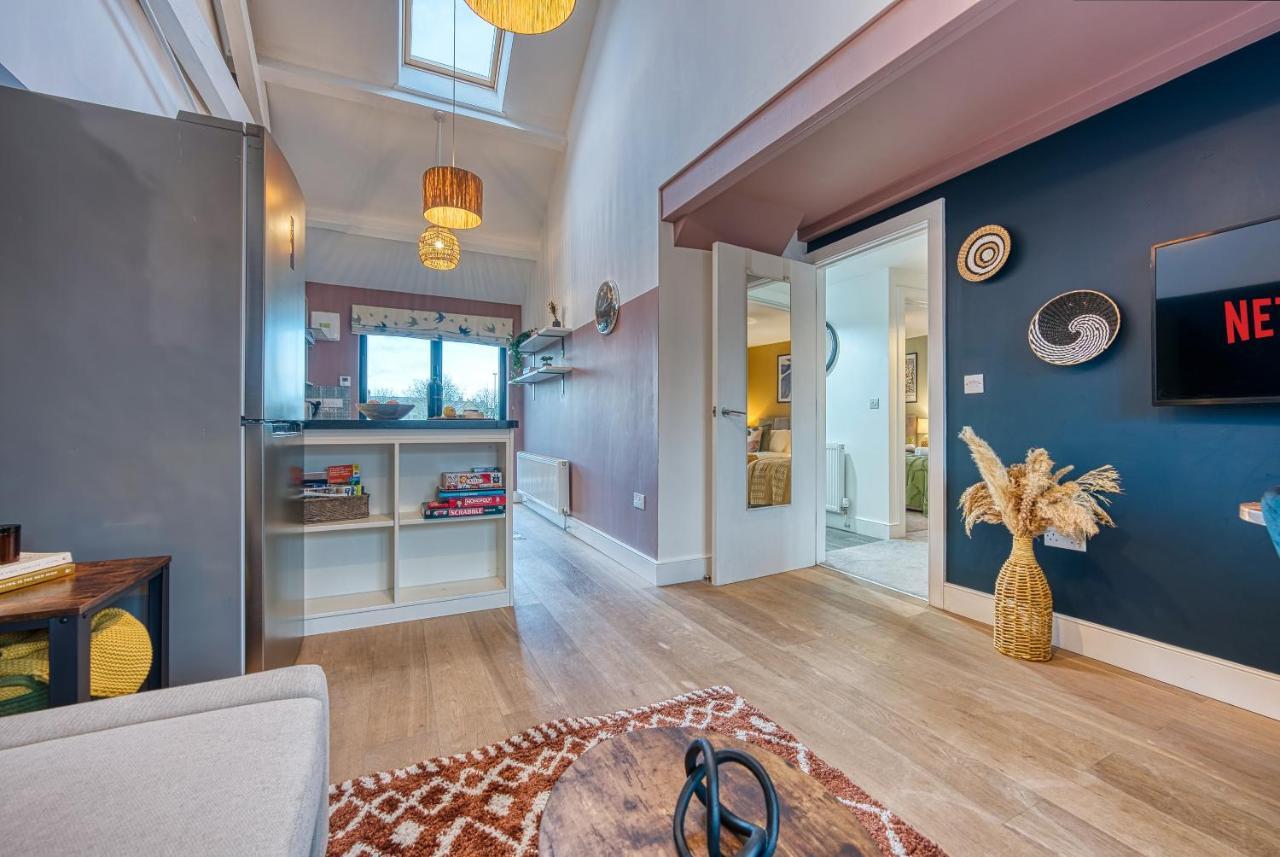 Ashcroft Loft By Timeless Stays - Stunning 3 Bedroom, 2 Bathrooms, Charming Central Apartment Featuring A Balcony Cirencester Bagian luar foto