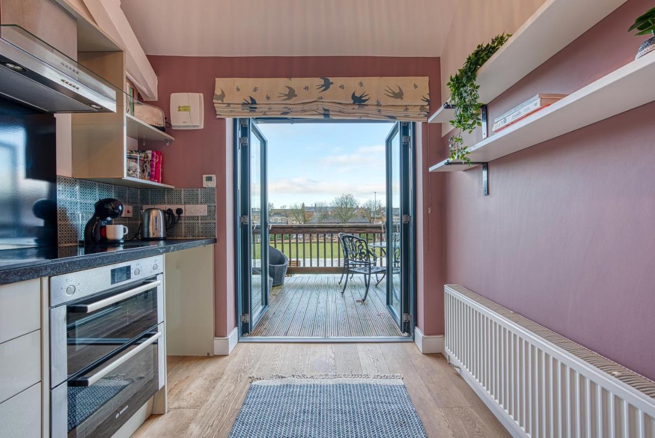 Ashcroft Loft By Timeless Stays - Stunning 3 Bedroom, 2 Bathrooms, Charming Central Apartment Featuring A Balcony Cirencester Bagian luar foto