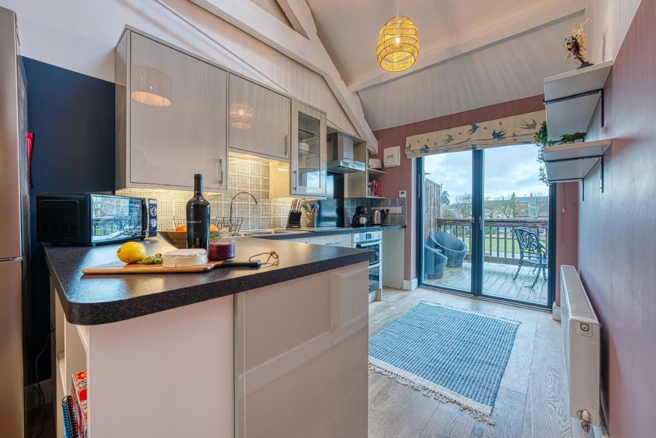 Ashcroft Loft By Timeless Stays - Stunning 3 Bedroom, 2 Bathrooms, Charming Central Apartment Featuring A Balcony Cirencester Bagian luar foto