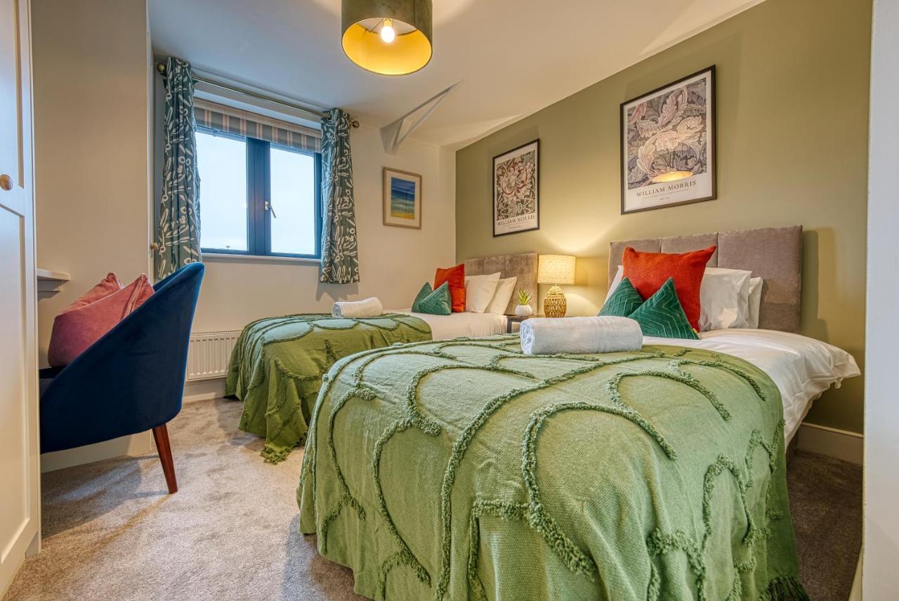 Ashcroft Loft By Timeless Stays - Stunning 3 Bedroom, 2 Bathrooms, Charming Central Apartment Featuring A Balcony Cirencester Bagian luar foto