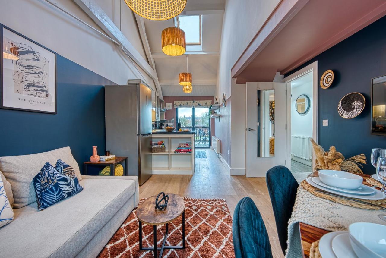Ashcroft Loft By Timeless Stays - Stunning 3 Bedroom, 2 Bathrooms, Charming Central Apartment Featuring A Balcony Cirencester Bagian luar foto