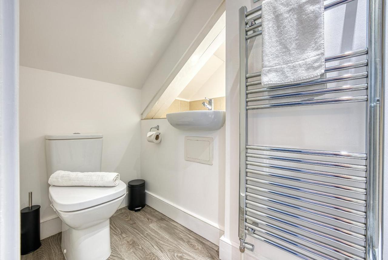 Ashcroft Loft By Timeless Stays - Stunning 3 Bedroom, 2 Bathrooms, Charming Central Apartment Featuring A Balcony Cirencester Bagian luar foto