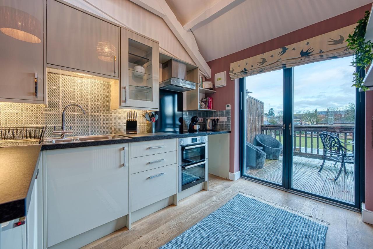 Ashcroft Loft By Timeless Stays - Stunning 3 Bedroom, 2 Bathrooms, Charming Central Apartment Featuring A Balcony Cirencester Bagian luar foto