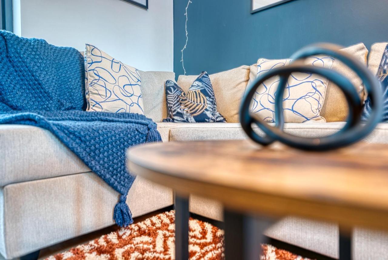 Ashcroft Loft By Timeless Stays - Stunning 3 Bedroom, 2 Bathrooms, Charming Central Apartment Featuring A Balcony Cirencester Bagian luar foto