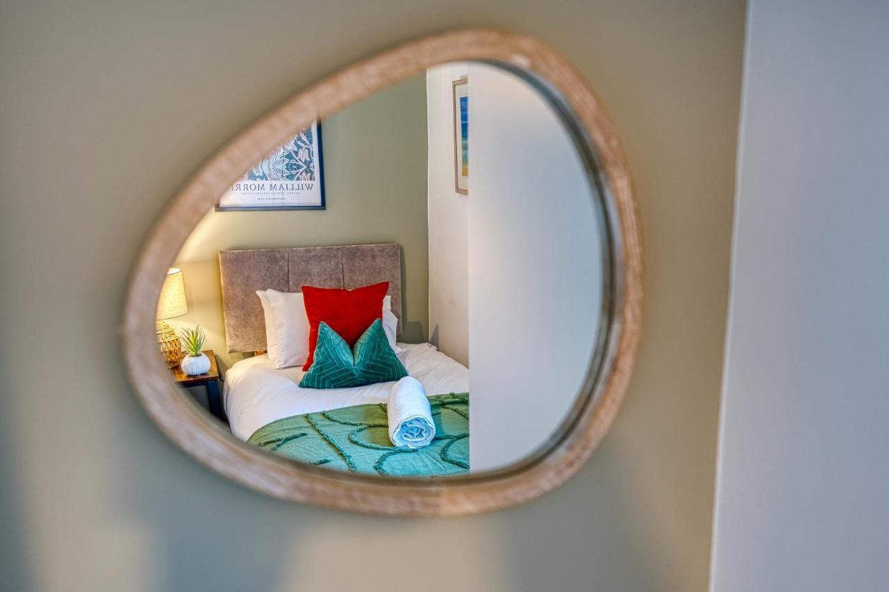 Ashcroft Loft By Timeless Stays - Stunning 3 Bedroom, 2 Bathrooms, Charming Central Apartment Featuring A Balcony Cirencester Bagian luar foto